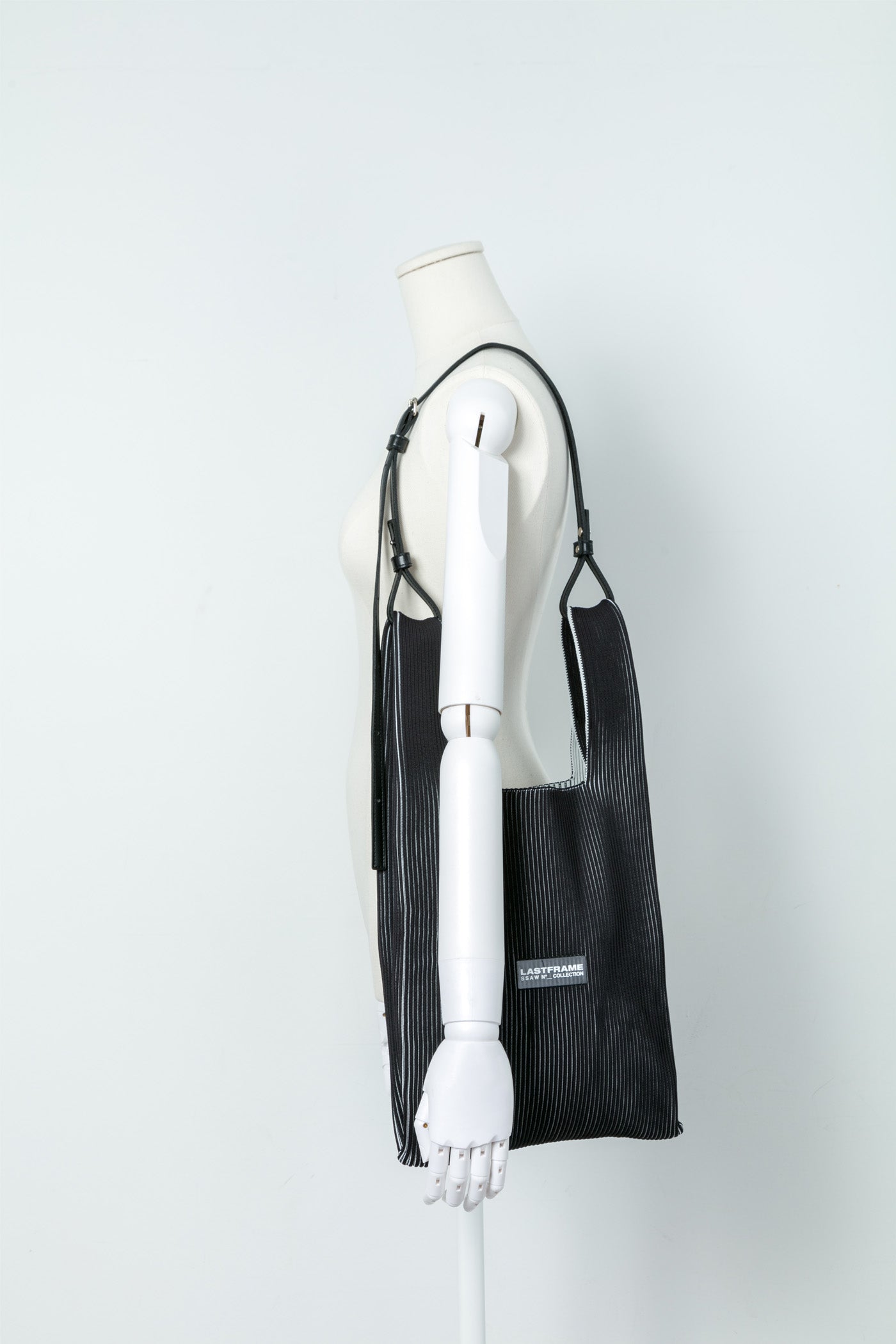 KASANE MARKET BAG MEDIUM / BLACK × IVORY