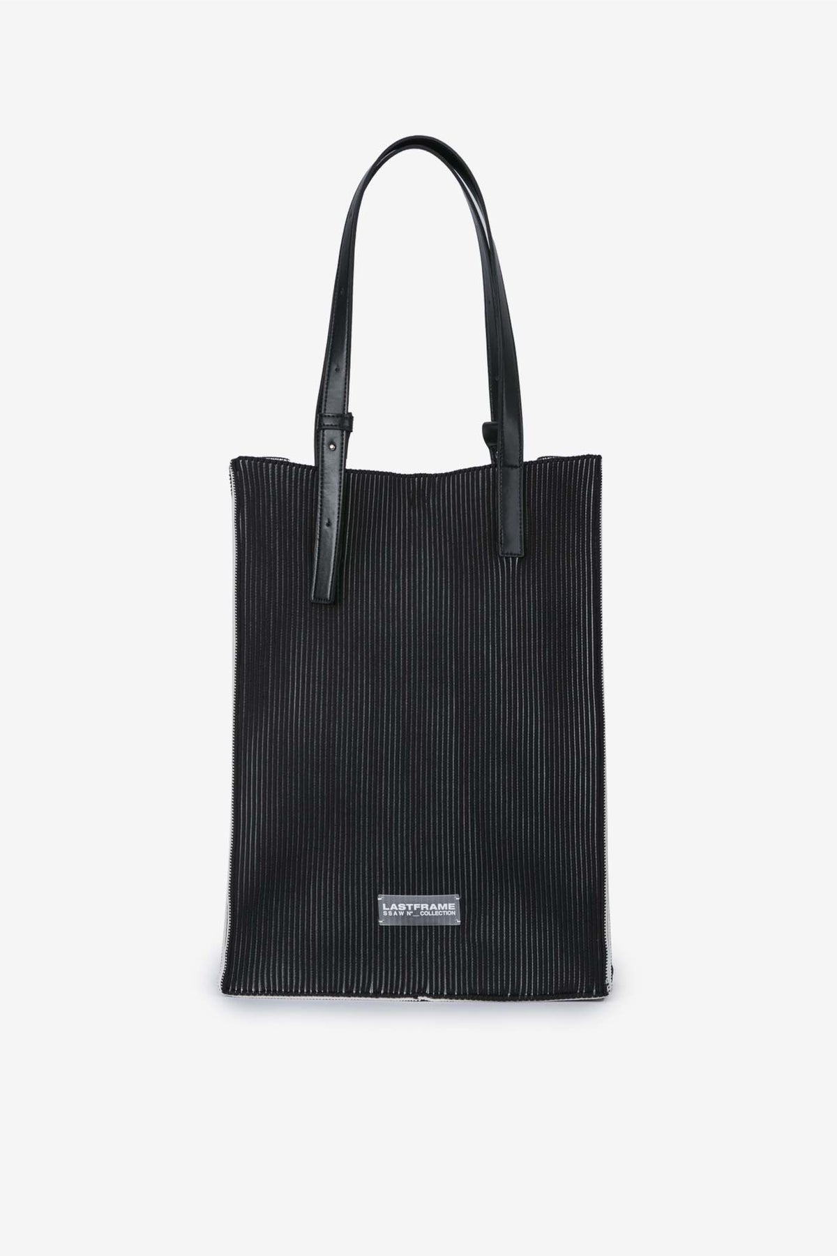 FORM TOTE / KASANE Black × Ivory