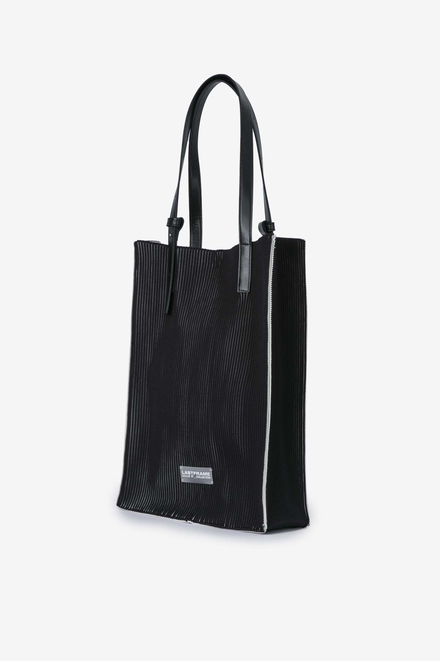 FORM TOTE / KASANE Black × Ivory
