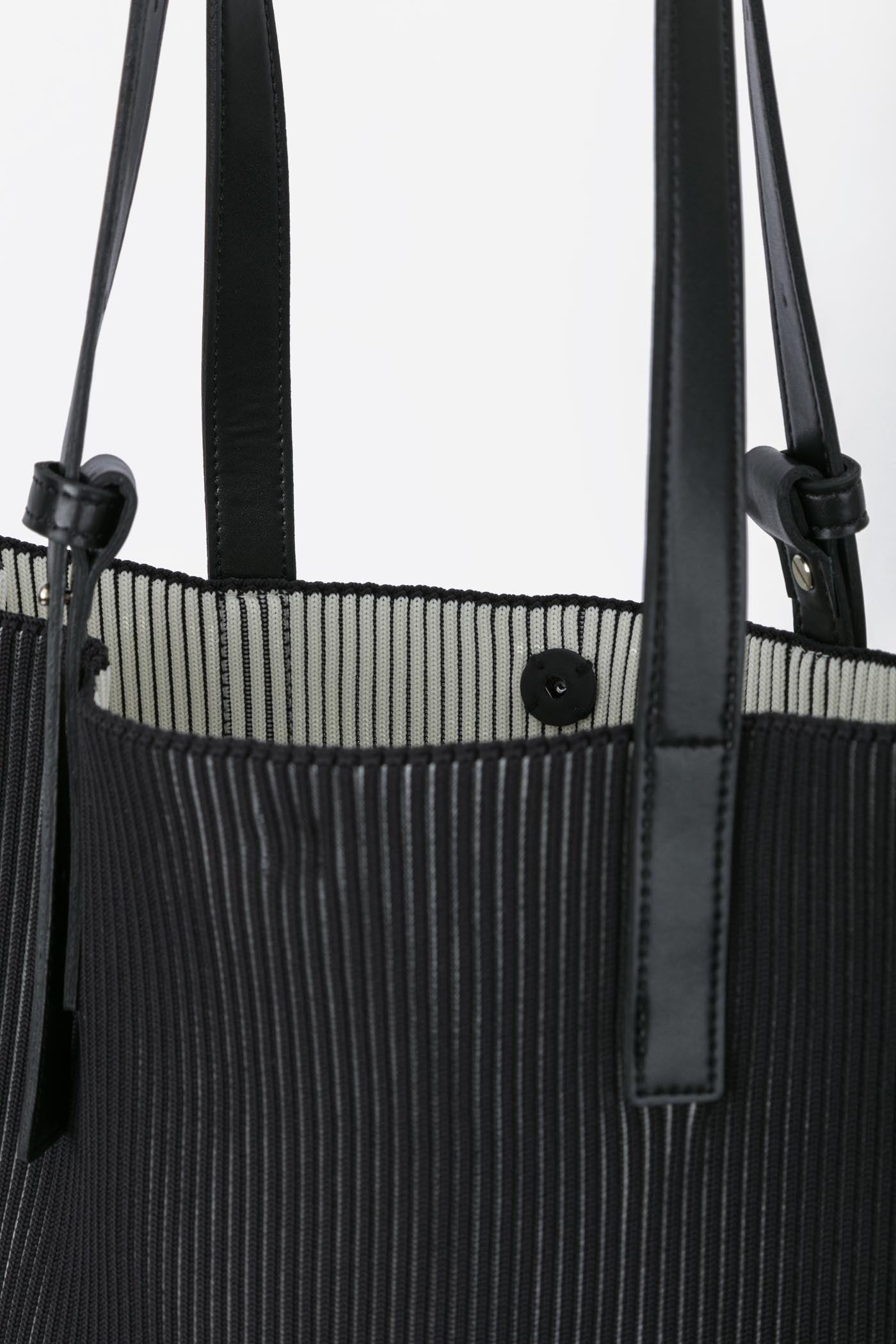 FORM TOTE / KASANE Black × Ivory