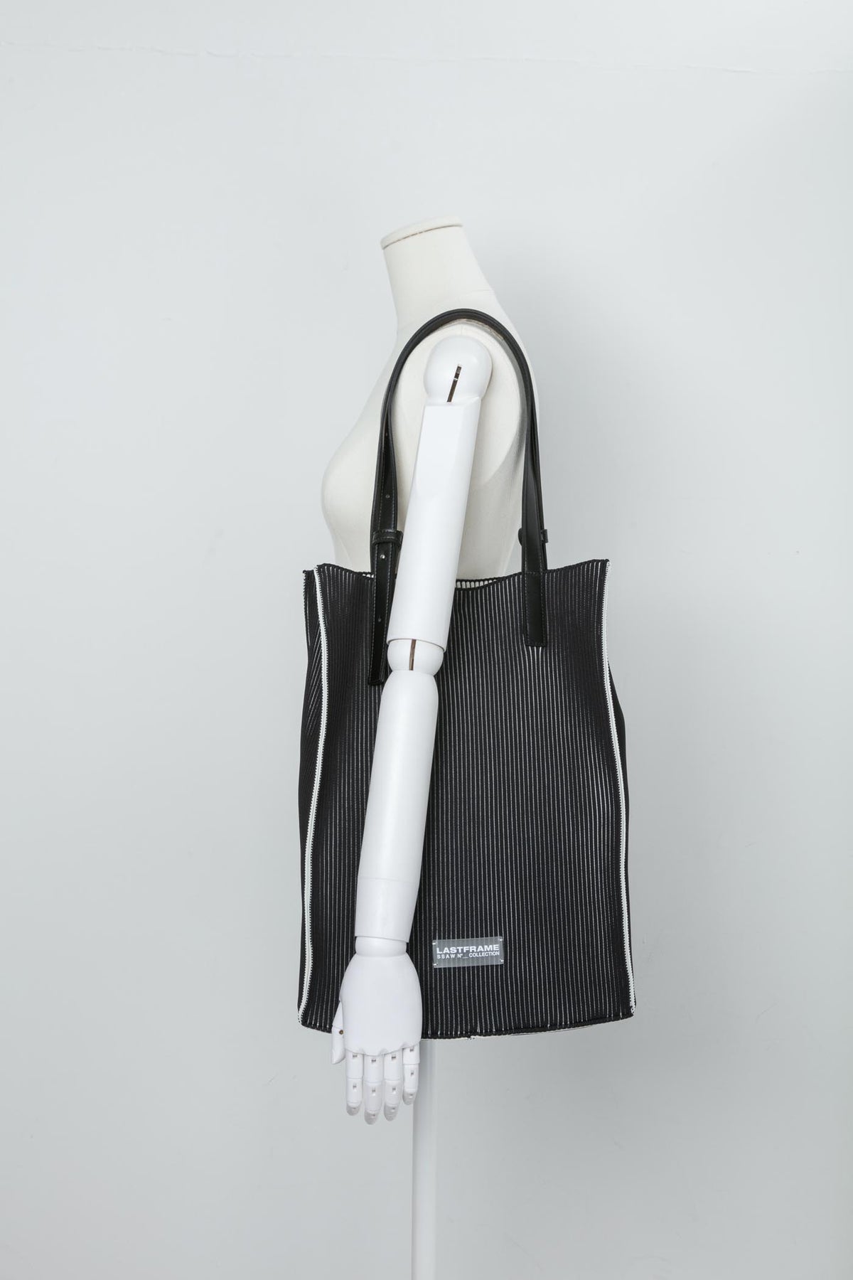 FORM TOTE / KASANE Black × Ivory