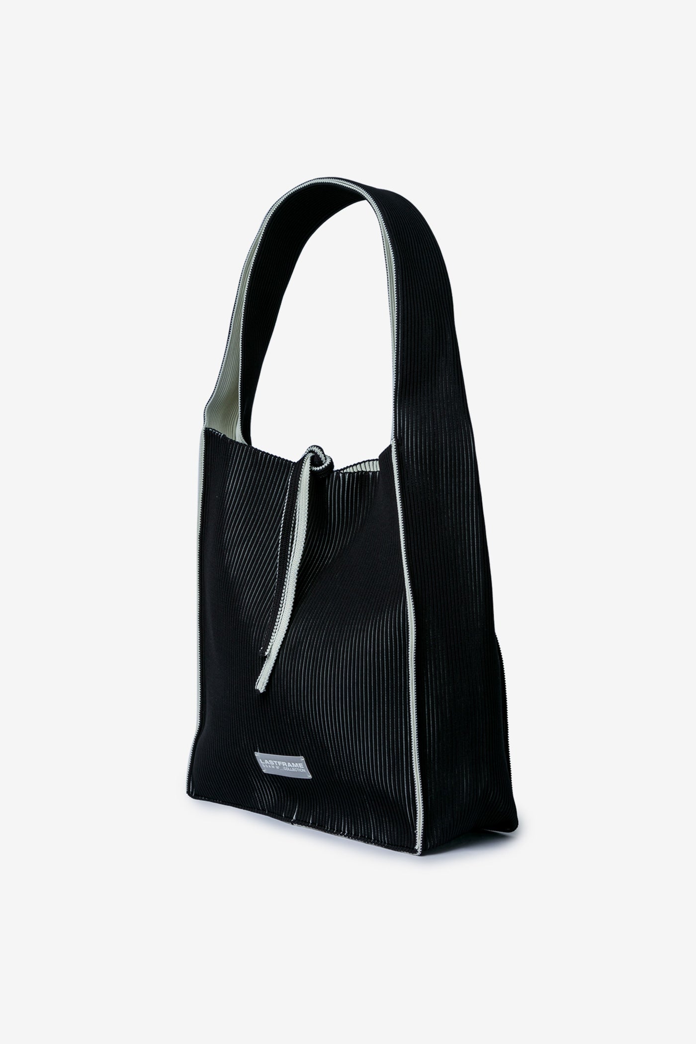KASANE REVERSIBLE TASUKI TOTE LARGE / BLACK × IVORY