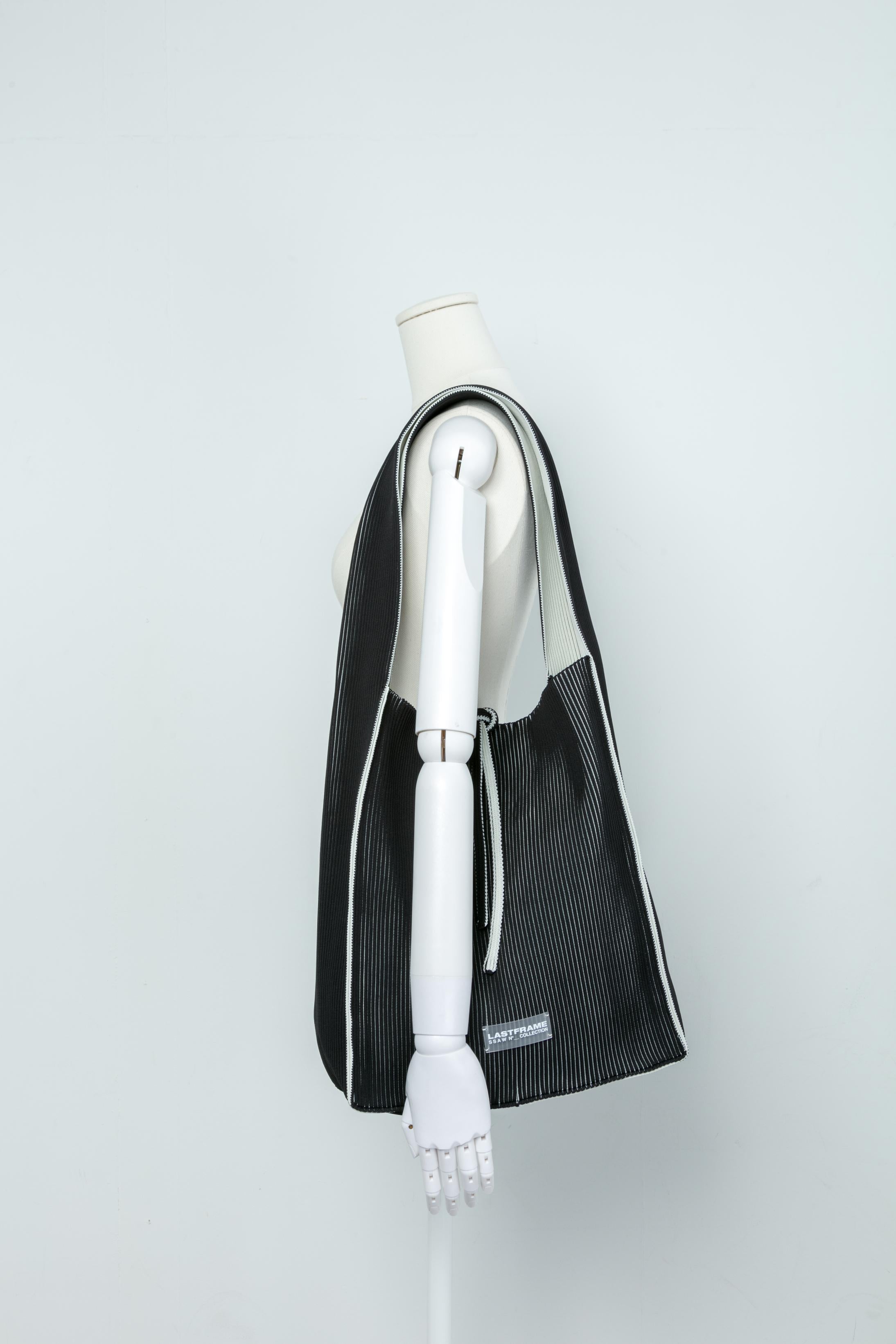 KASANE REVERSIBLE TASUKI TOTE LARGE / BLACK × IVORY