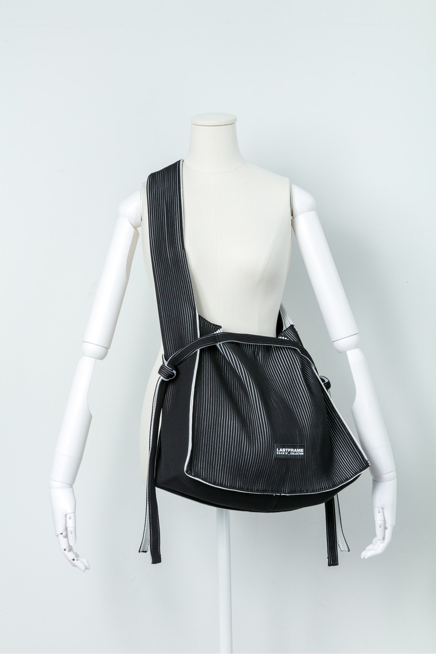 HINEMOSU TOTE / BLACK × IVORY