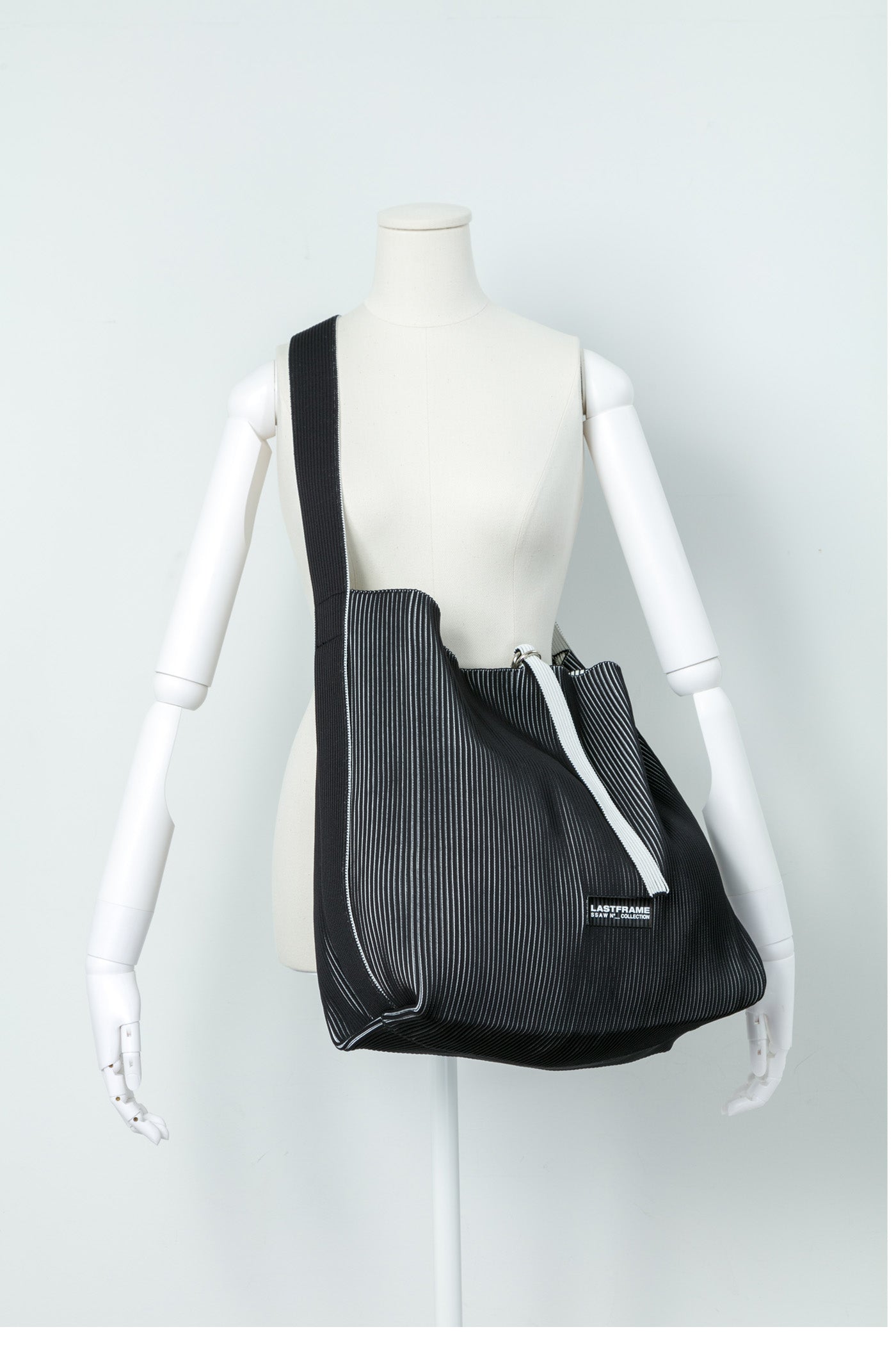ARC TOTE LARGE / BLACK × IVORY – LASTFRAME