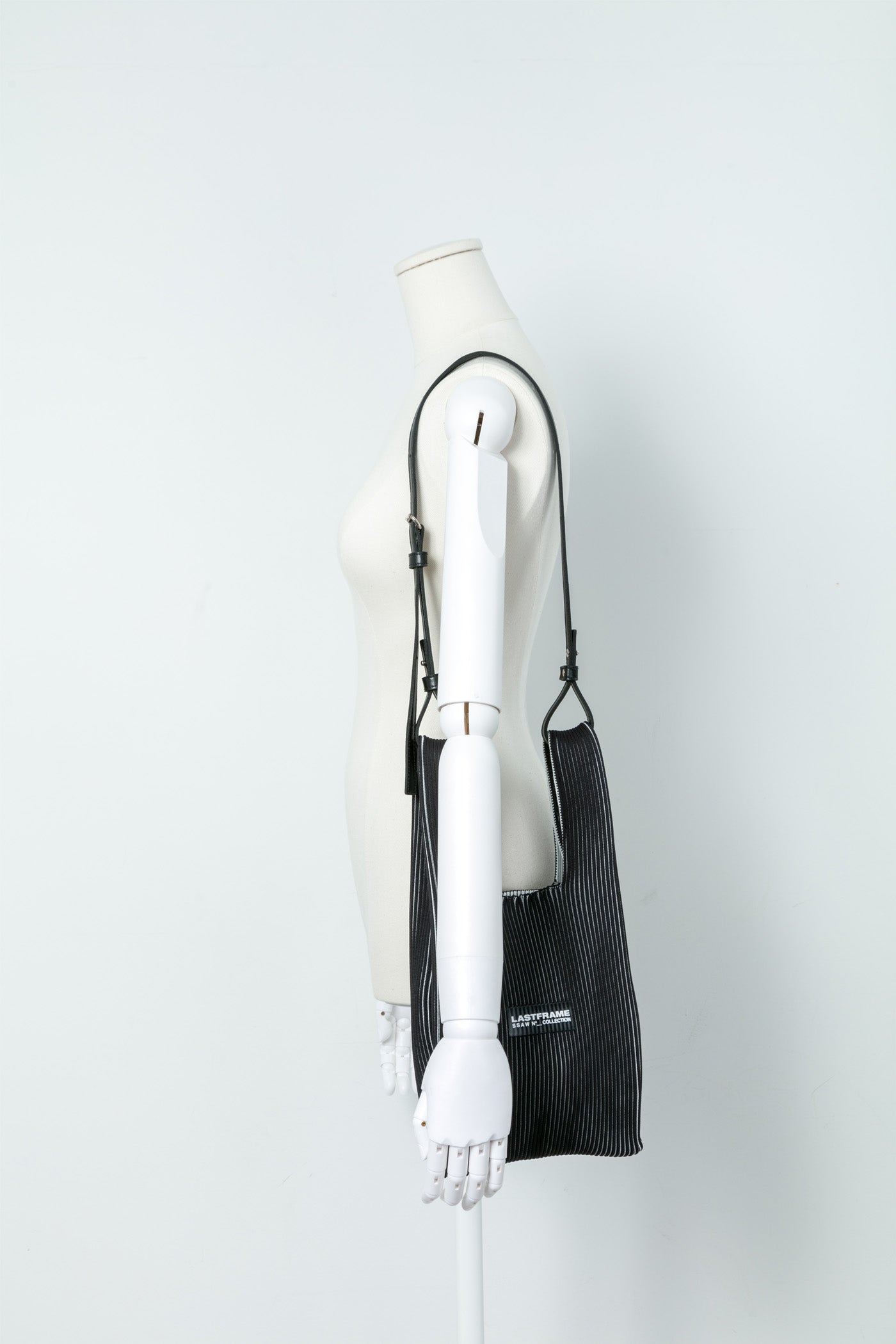 KASANE MARKET BAG SMALL / BLACK × IVORY