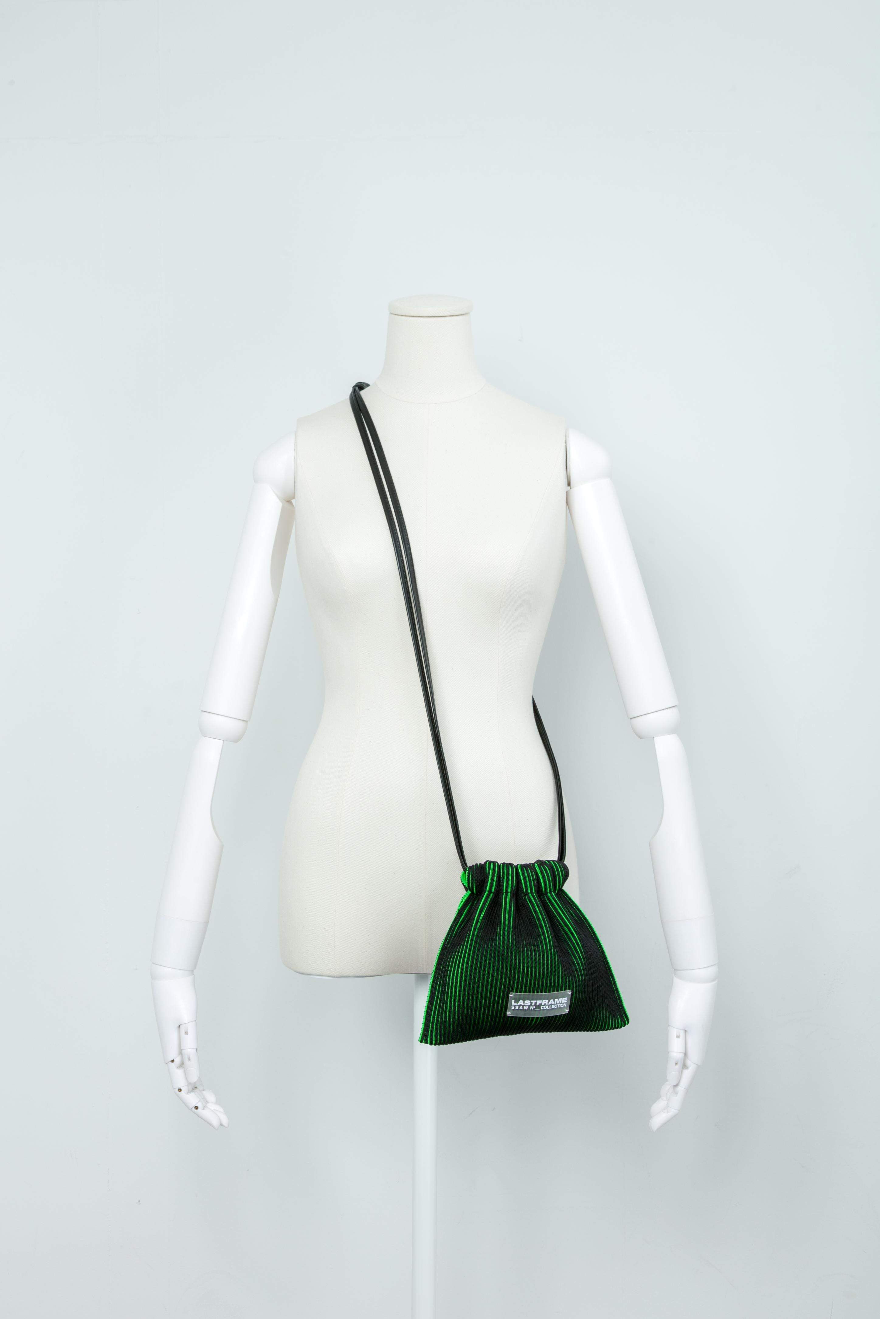 KASANE SACK BAG MINI / BLACK × NEON GREEN