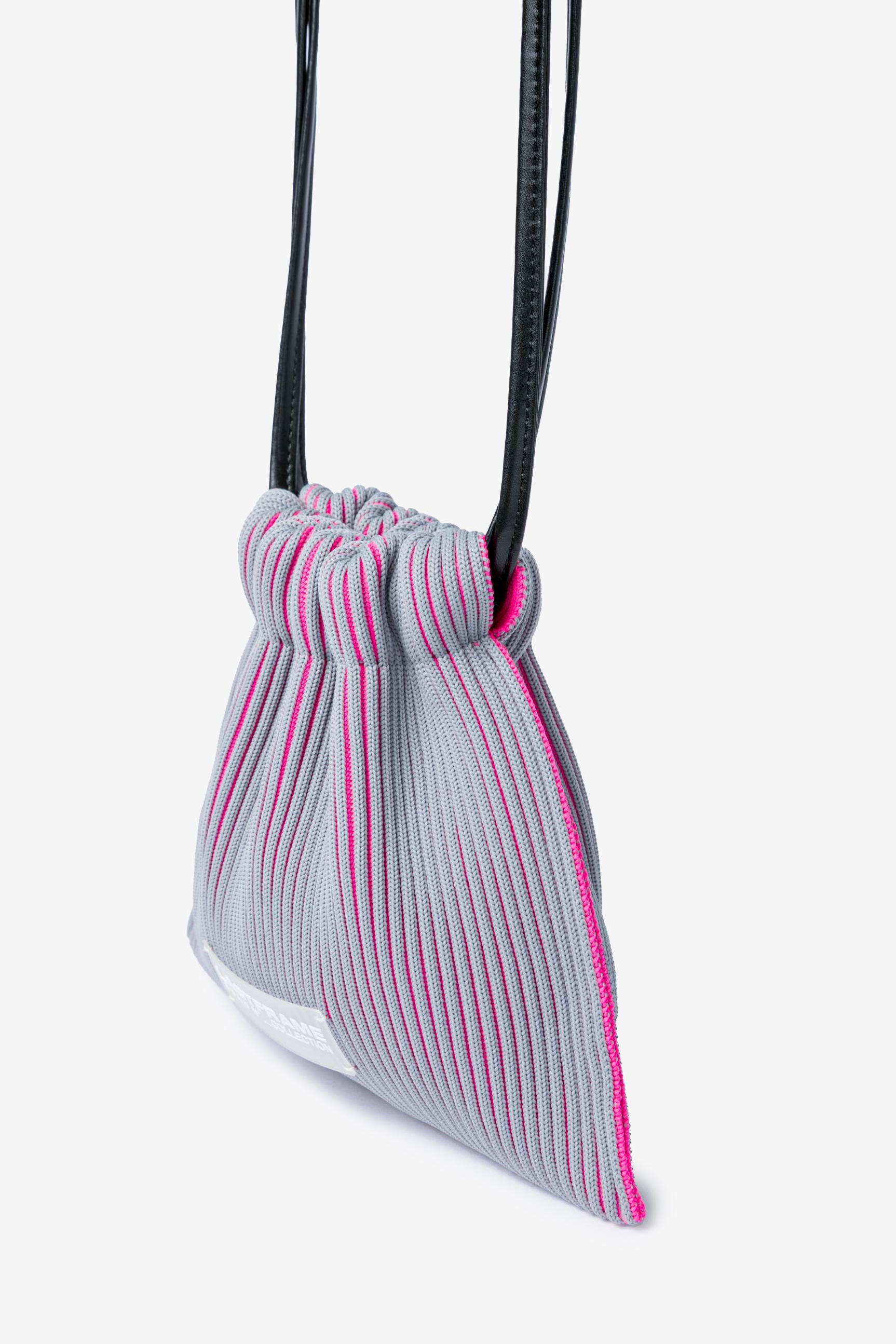 KASANE SACK BAG MINI / GRAY × NEON PINK