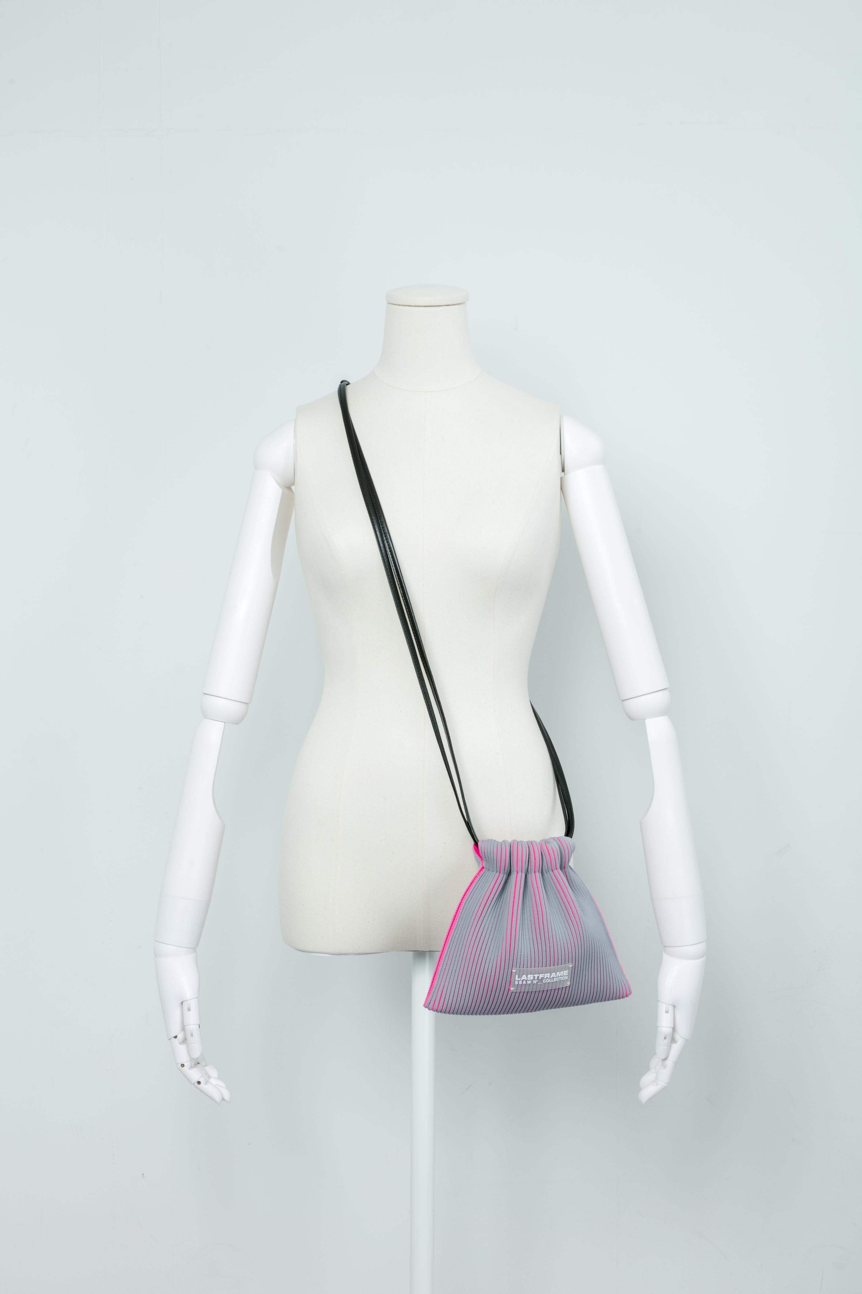 KASANE SACK BAG MINI / GRAY × NEON PINK