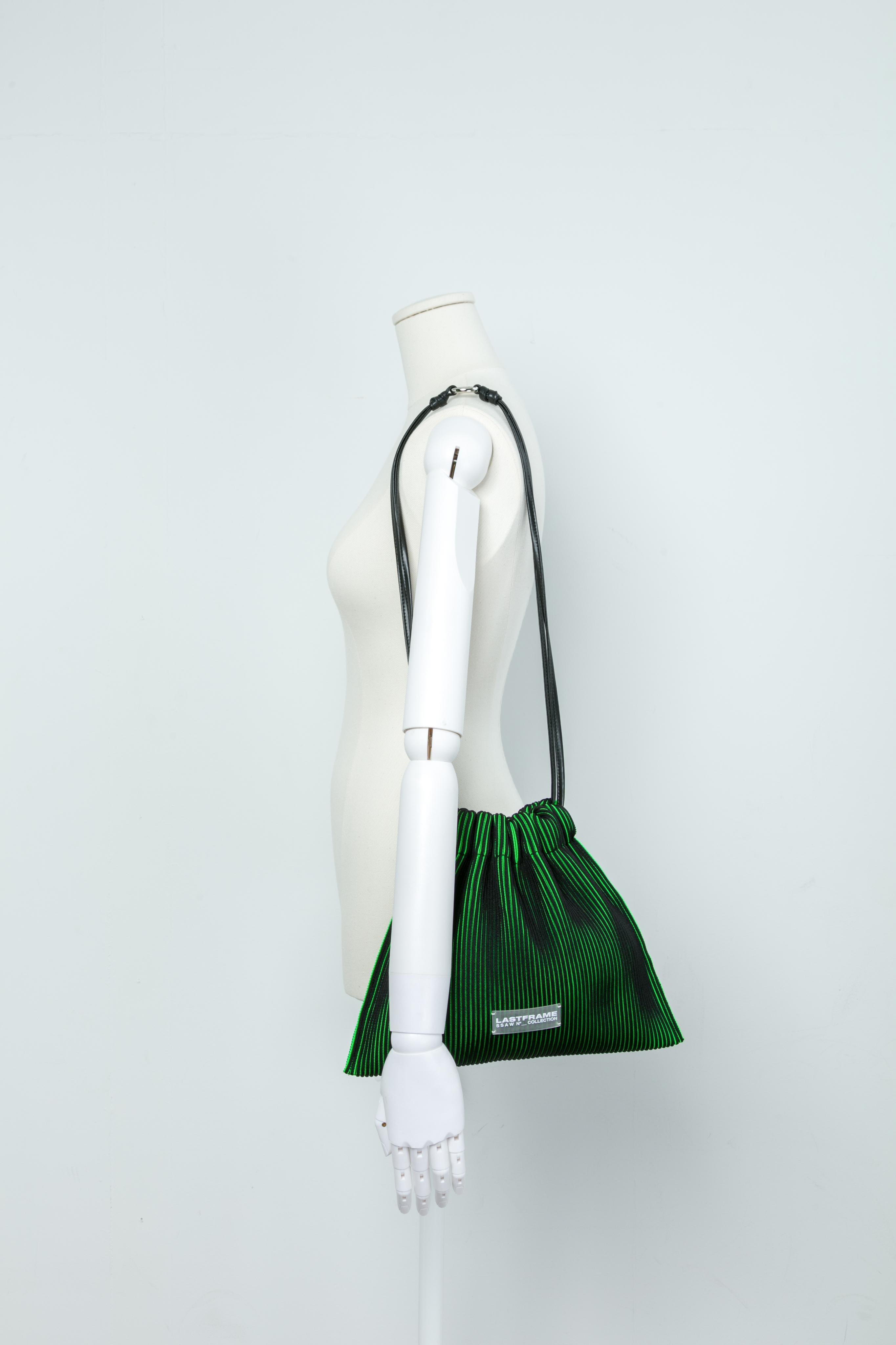 KASANE SACK BAG / BLACK × NEON GREEN