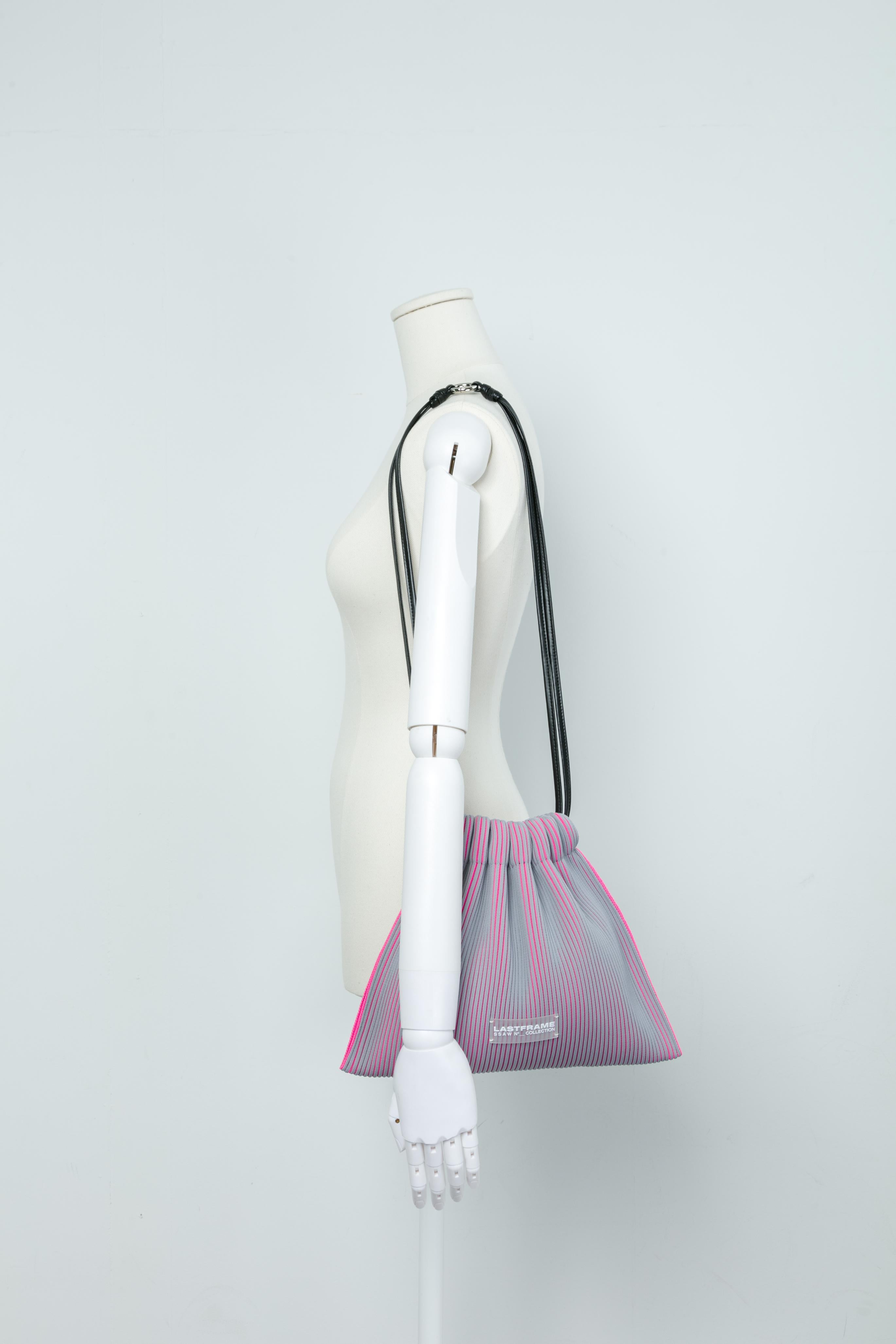 KASANE SACK BAG / GRAY × NEON PINK