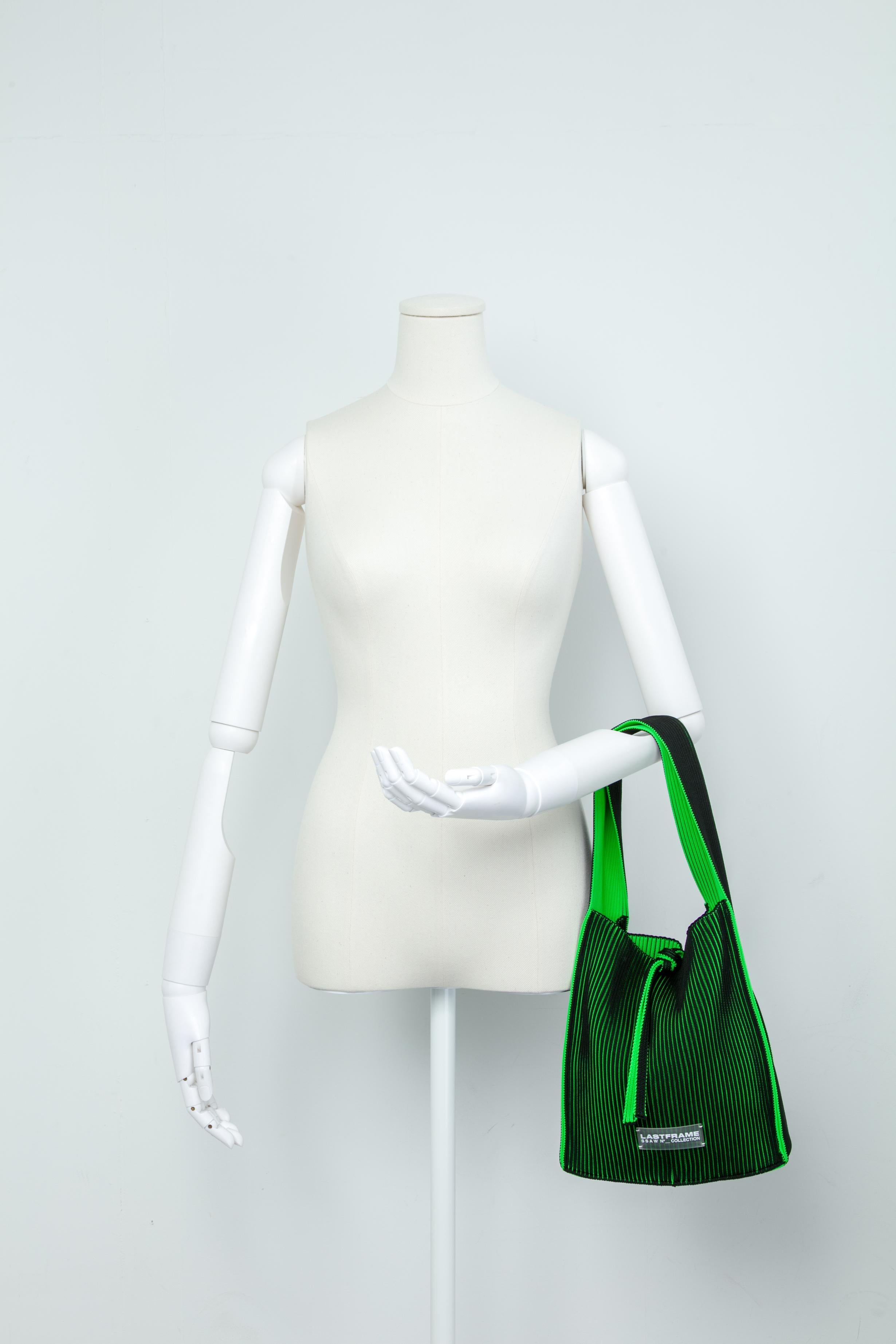 KASANE REVERSIBLE TASUKI TOTE SMALL / BLACK × NEON GREEN