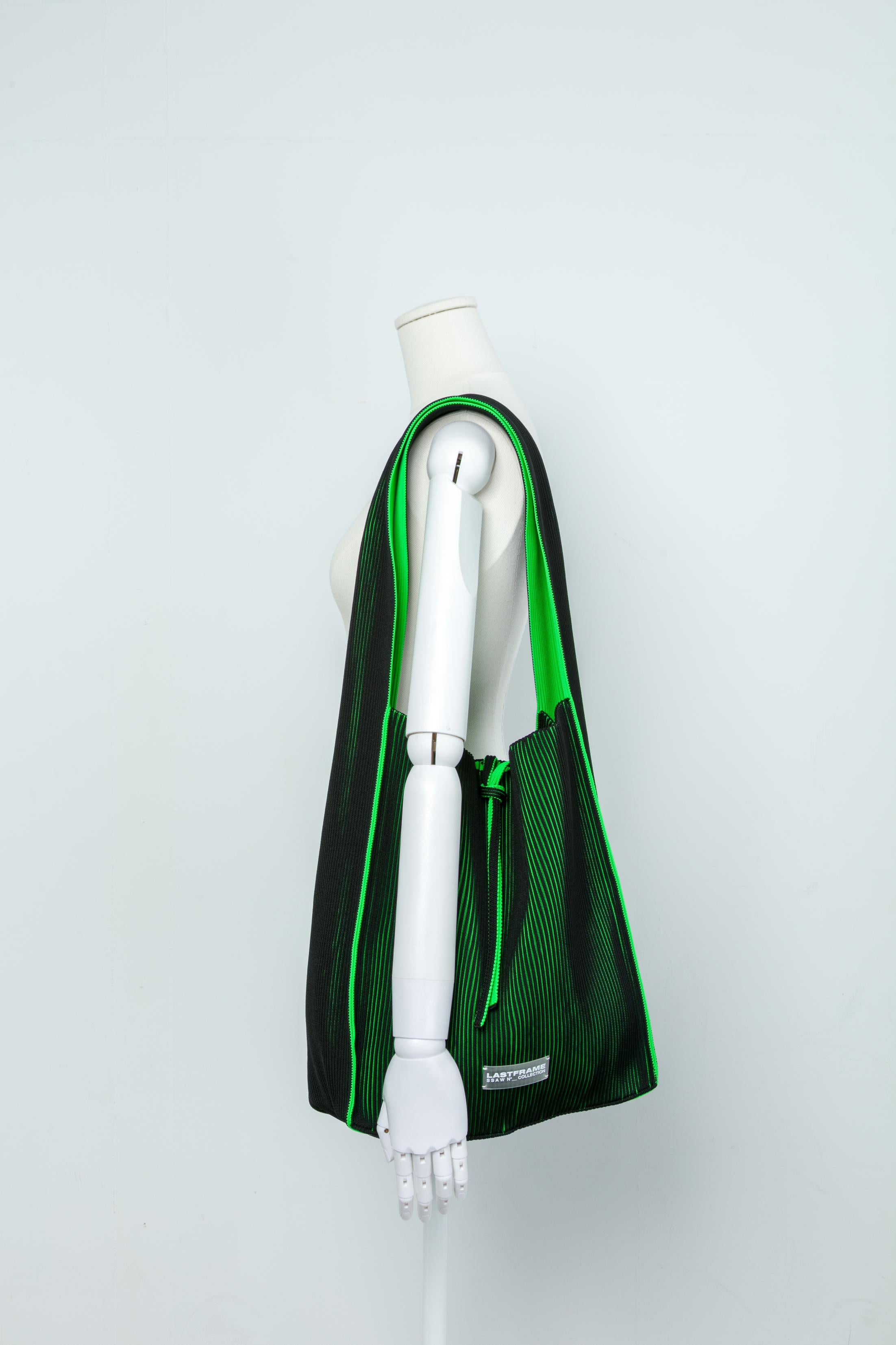 KASANE REVERSIBLE TASUKI TOTE LARGE / BLACK × NEON GREEN