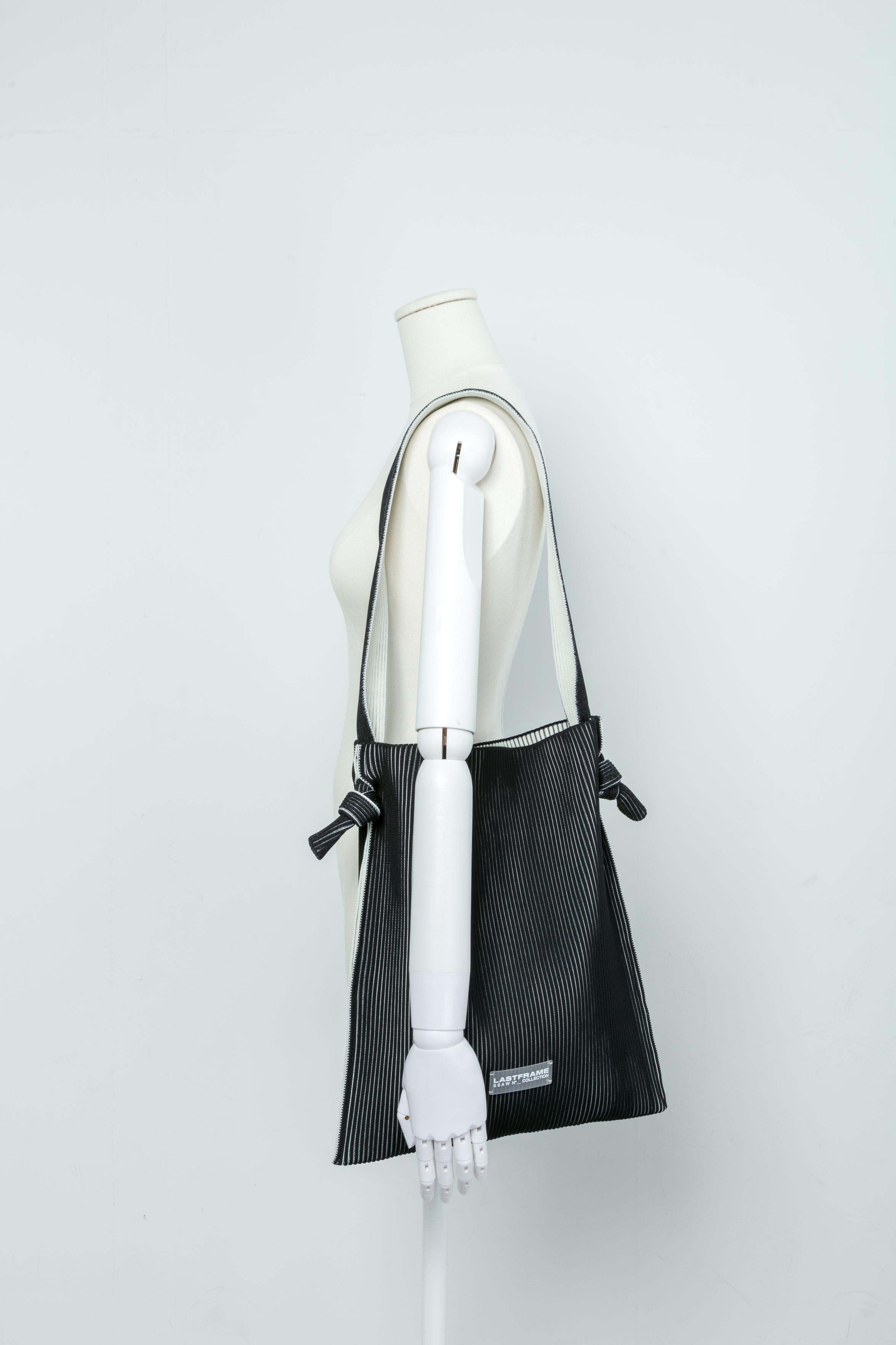 KASANE REVERSIBLE MUSUBI TOTE / BLACK × IVORY – LASTFRAME