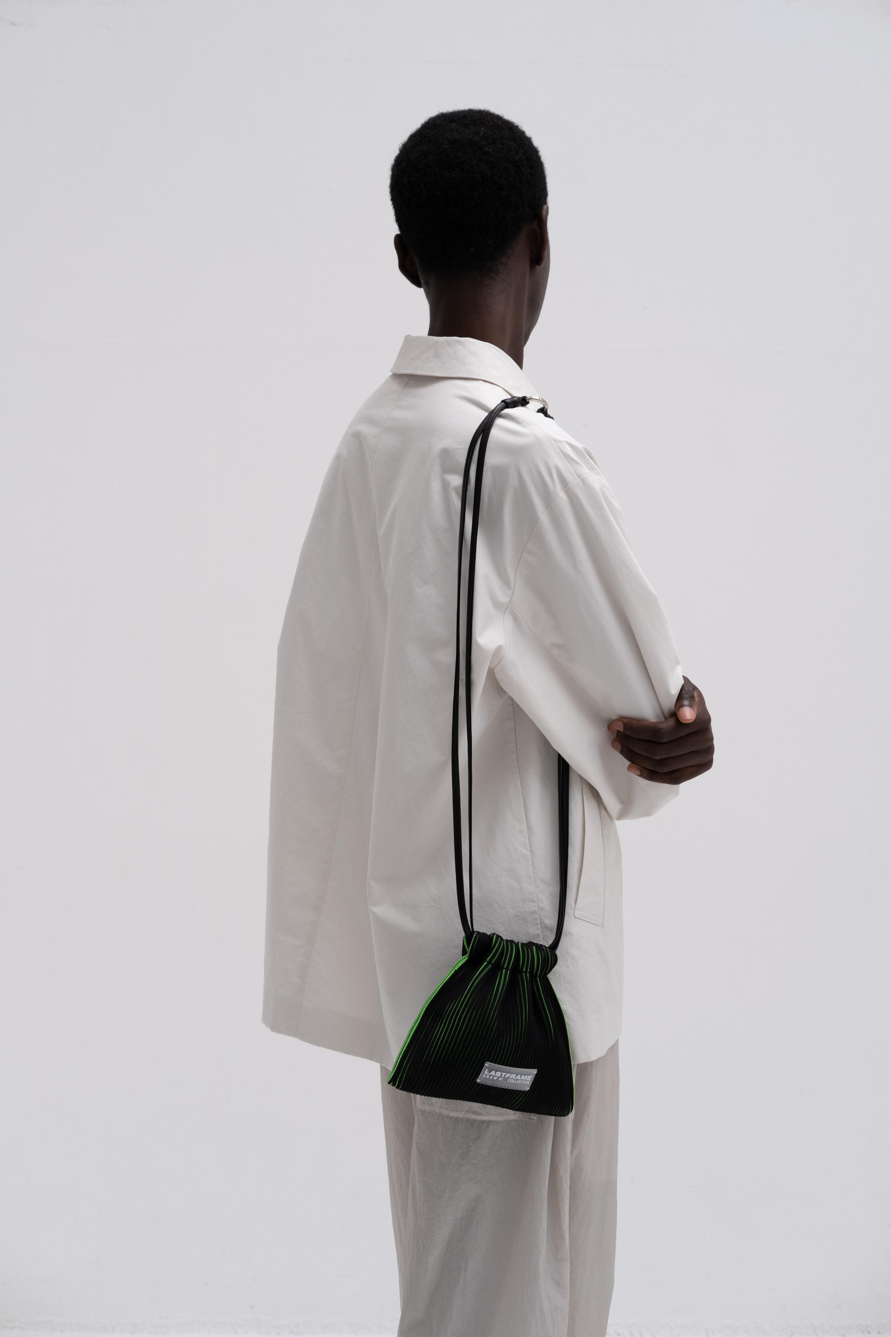 KASANE SACK BAG MINI / BLACK × NEON GREEN