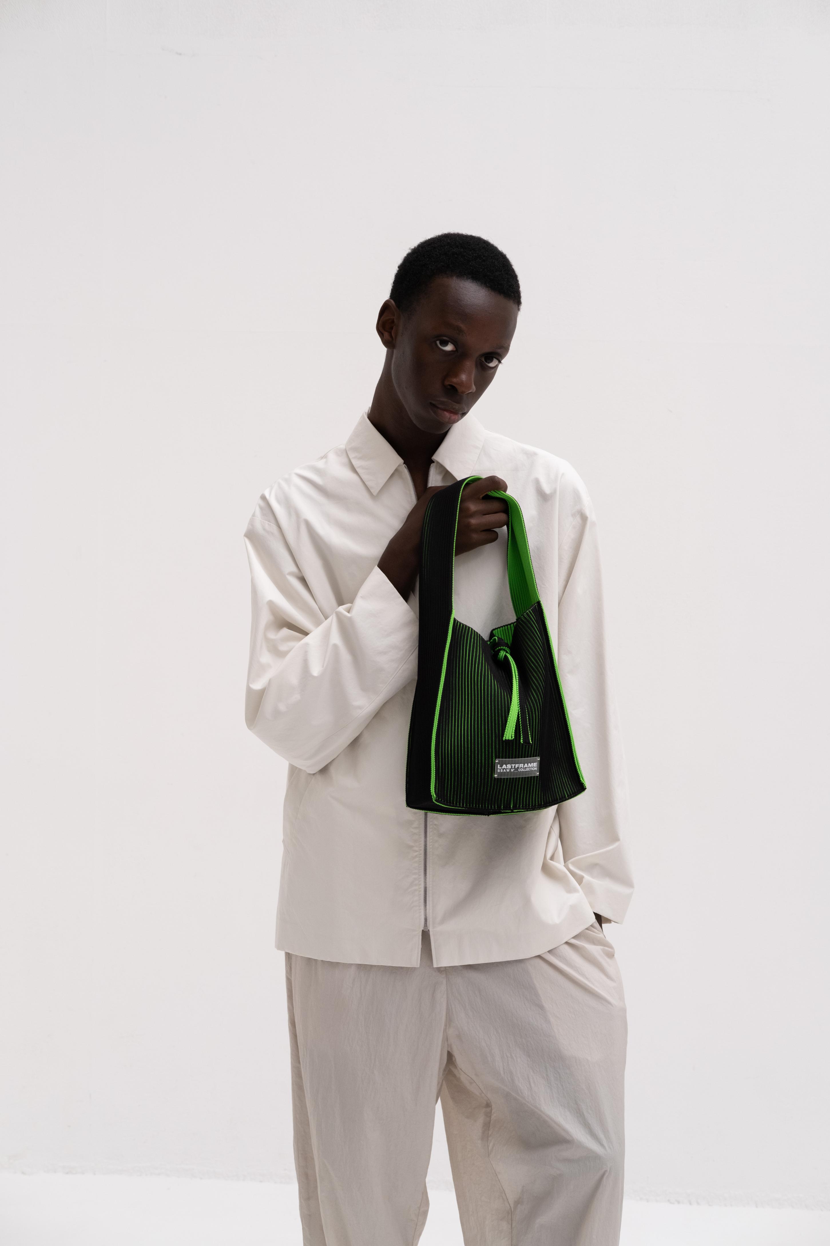 KASANE REVERSIBLE TASUKI TOTE SMALL / BLACK × NEON GREEN