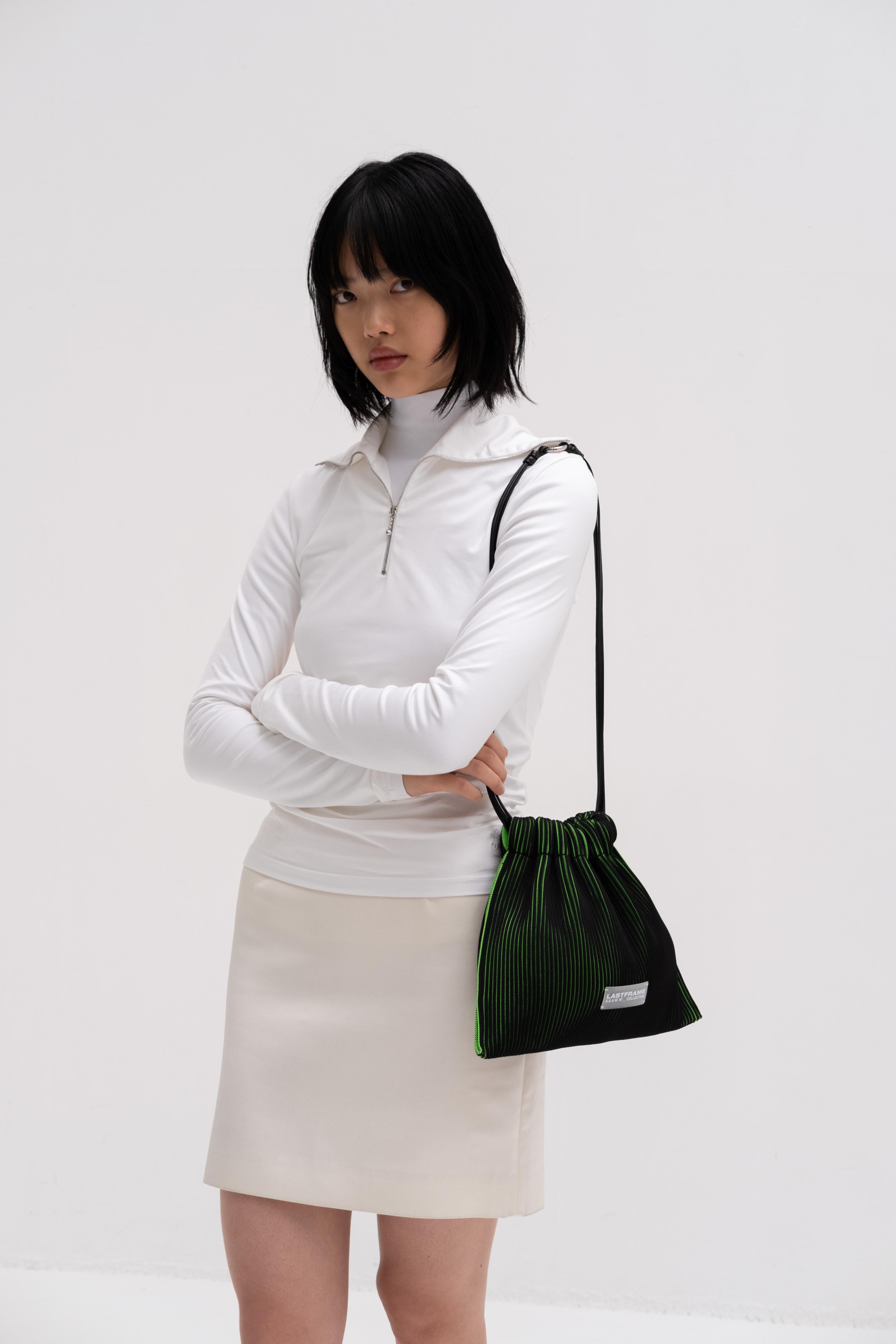 KASANE SACK BAG / BLACK × NEON GREEN
