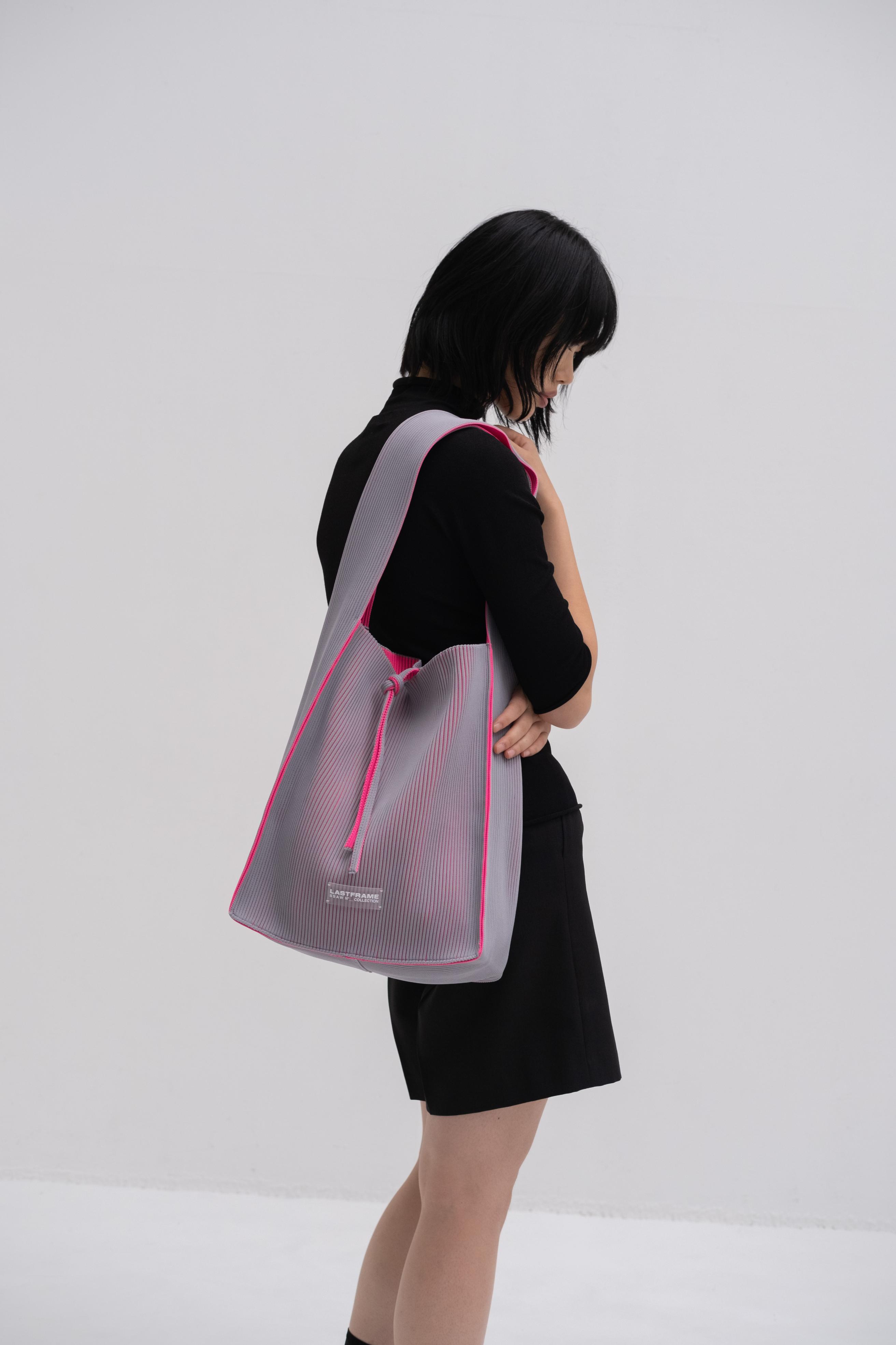 KASANE REVERSIBLE TASUKI TOTE LARGE / GRAY × NEON PINK
