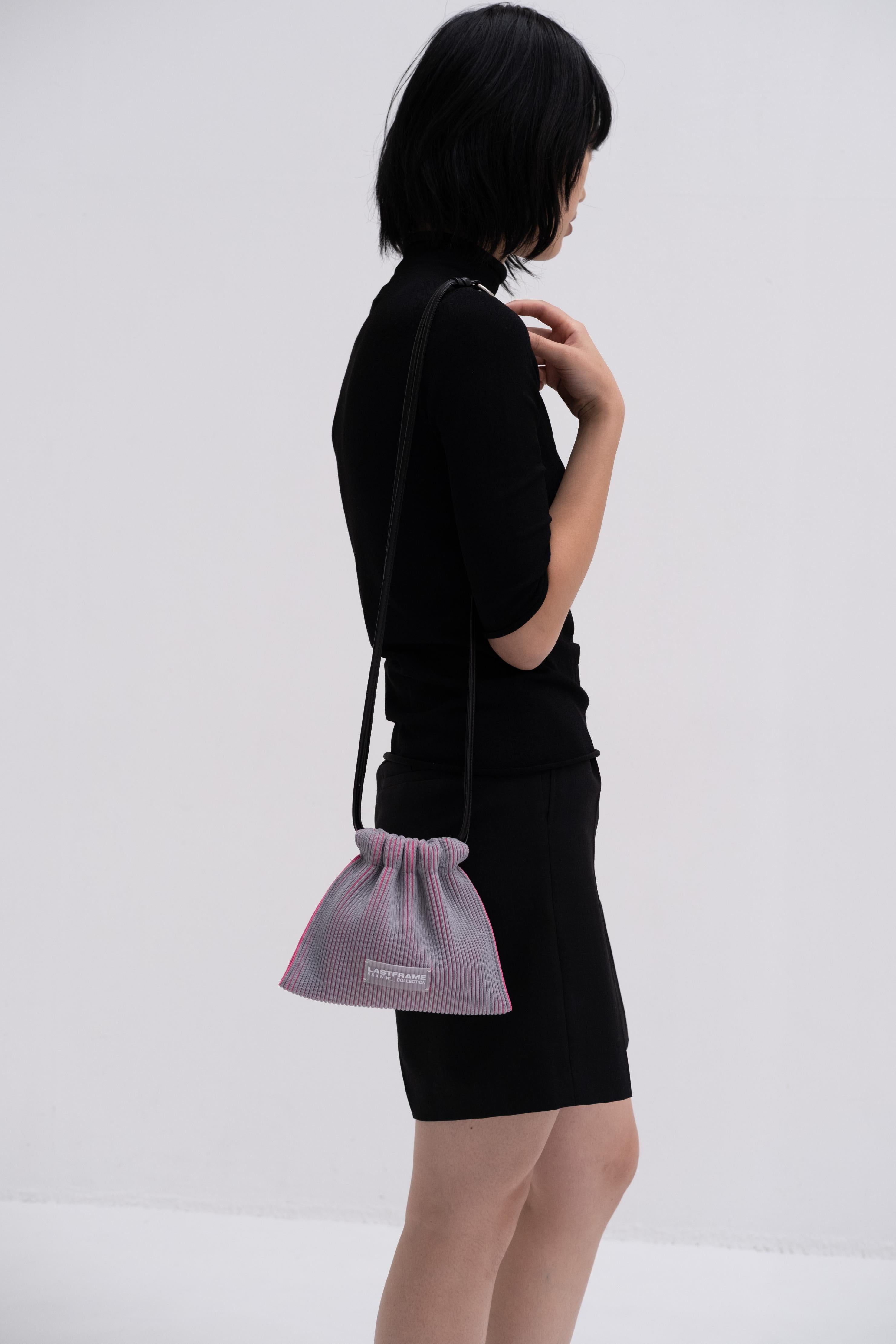 KASANE SACK BAG MINI / GRAY × NEON PINK