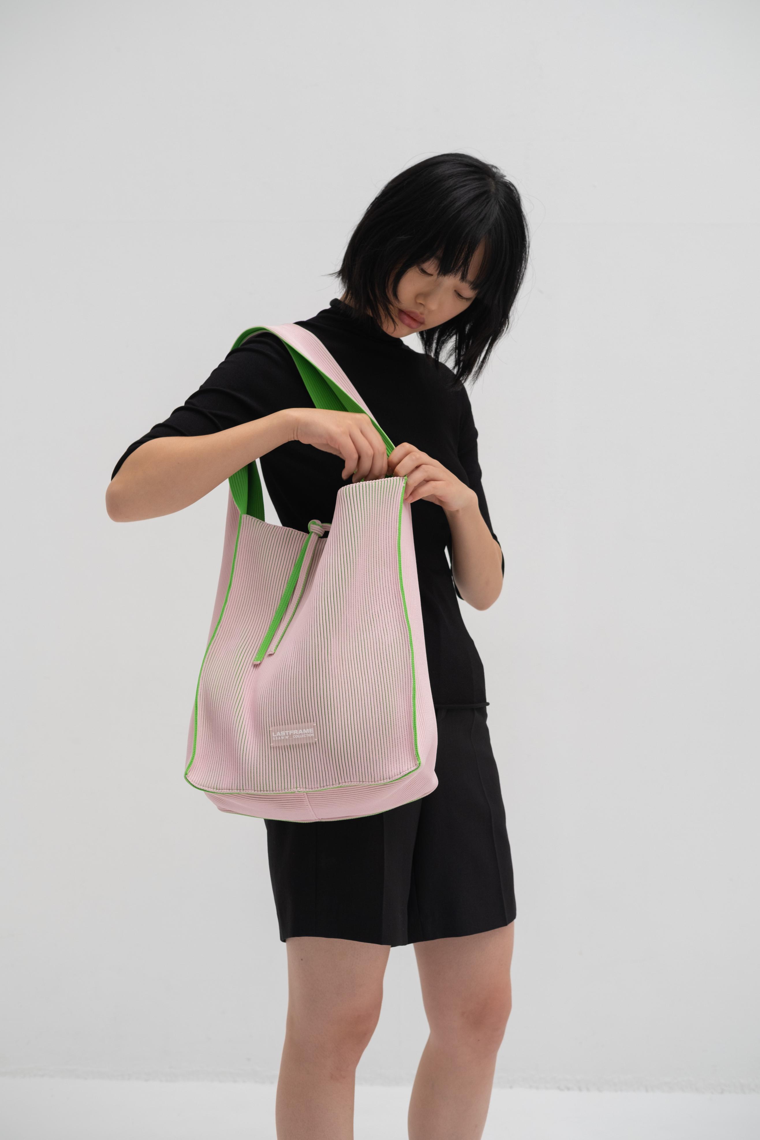 KASANE REVERSIBLE TASUKI TOTE LARGE / LIGHT PINK × NEON GREEN